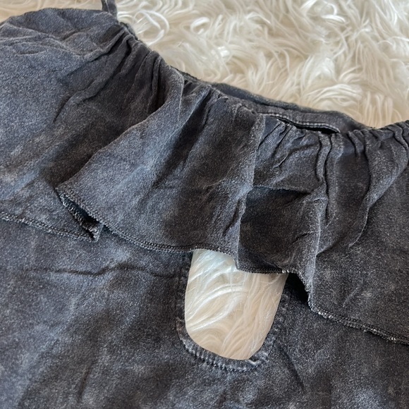 NWT, Chaser, Women’s Vented peplum ruffle cami in “vintage black”‎ - Picture 3 of 7